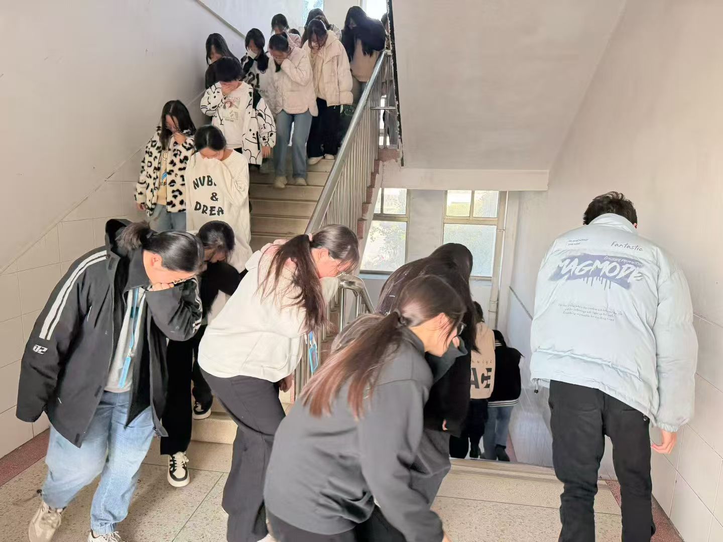 以演筑防 以训赋能——我校成功开展消防安全疏散演练暨综合应急技能培训