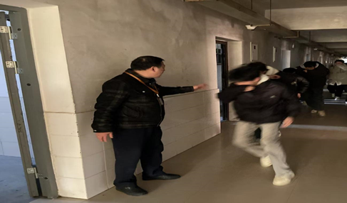 消防护航平安校园 演练筑牢生命防线——我校开展宿舍消防应急疏散演练