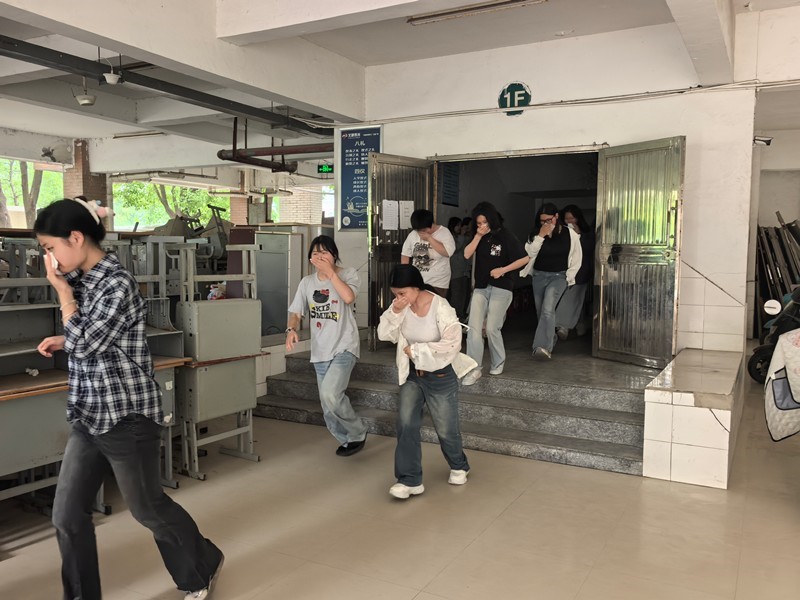 筑牢宿舍安全防线 守护青春平安校园——我校开展女生宿舍消防应急疏散演练活动