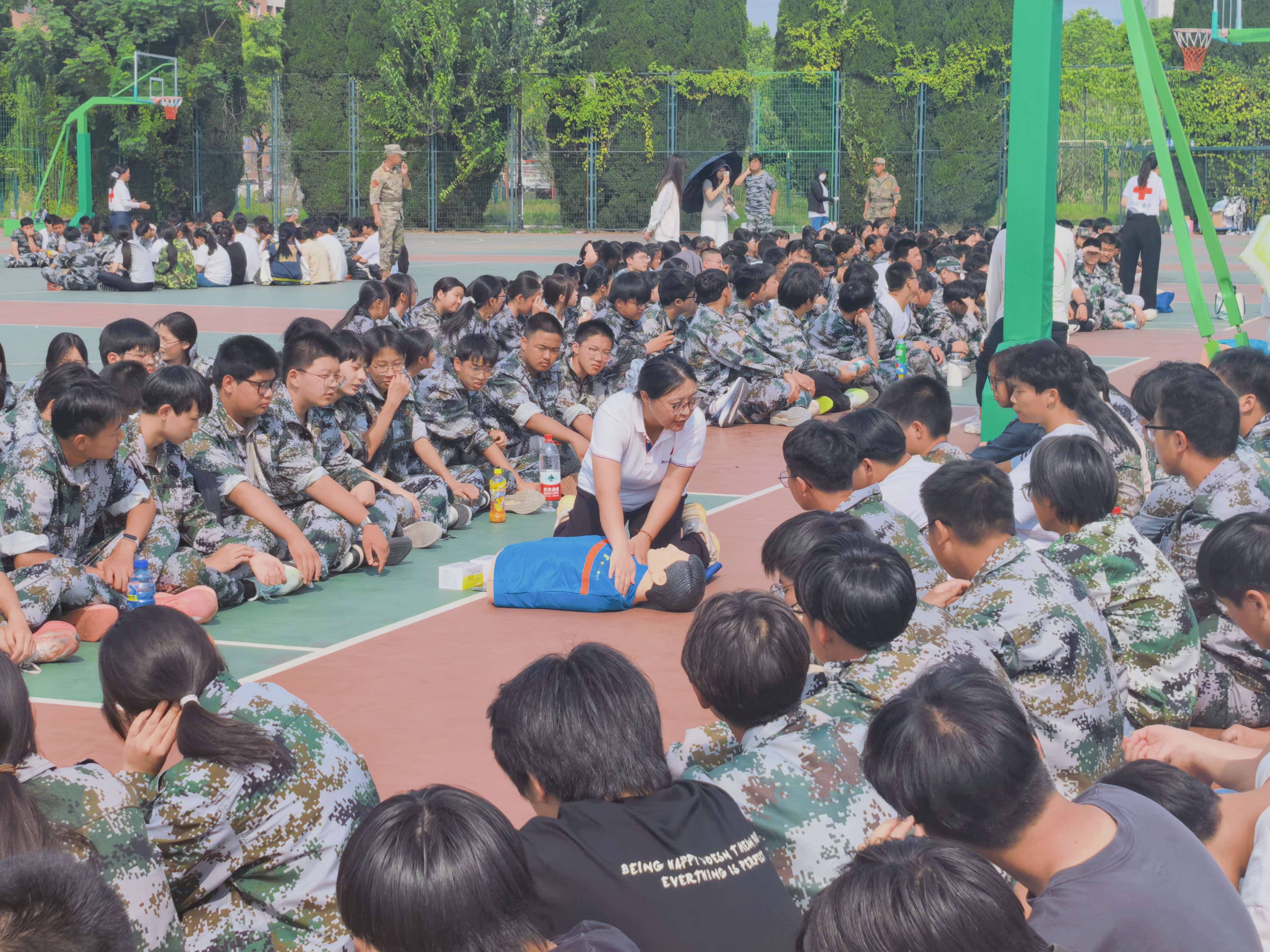 学校开展新生应急救护培训活动